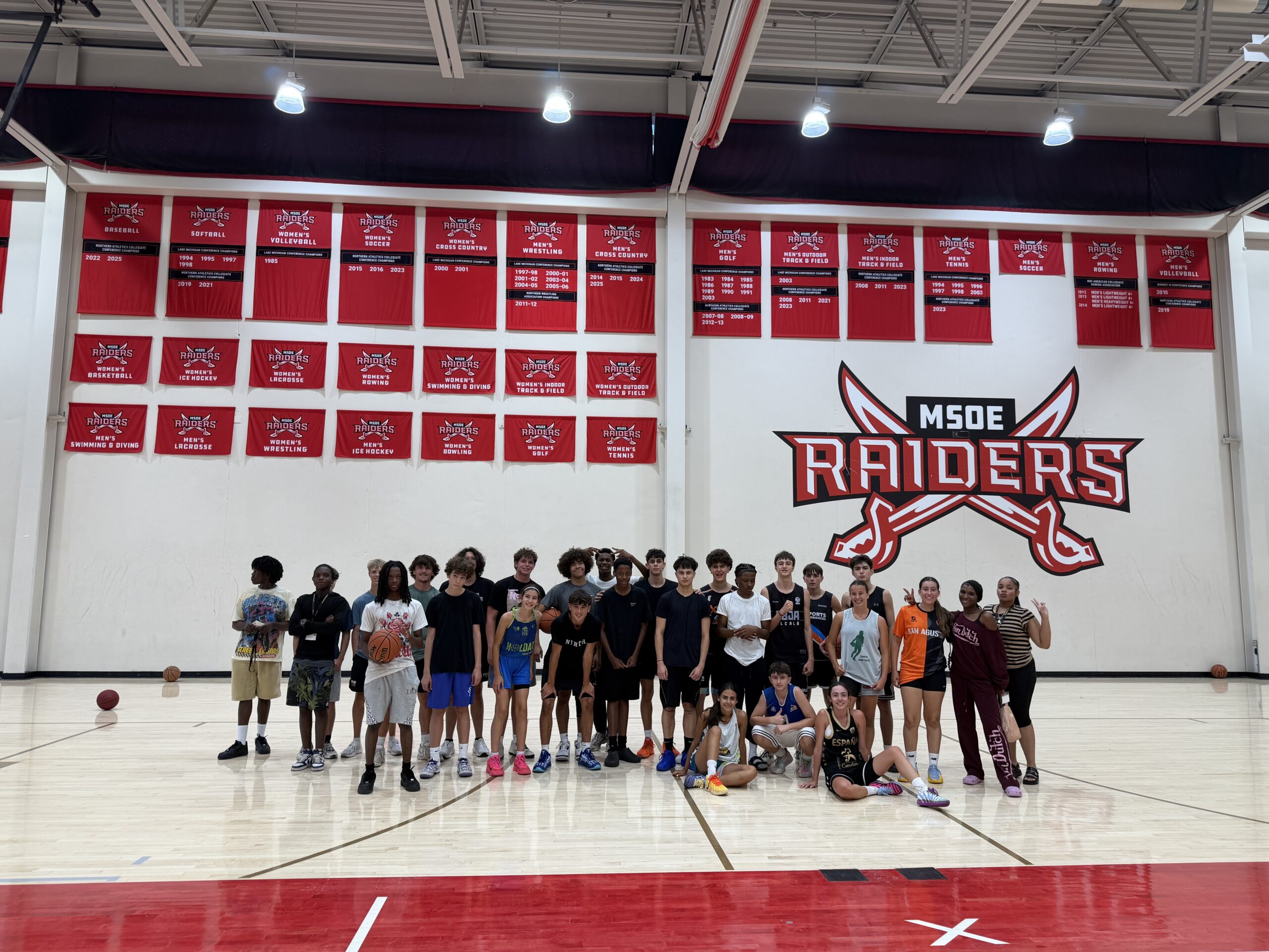 Entrenamiento de baloncesto en las instalaciones de MSOE